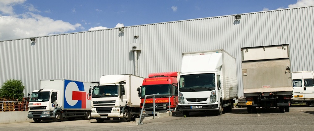 service de messagerie, camions de transport